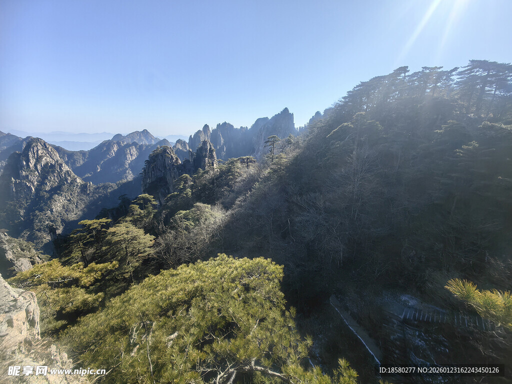 黄山壮丽山景阳光照耀巍峨峰峦