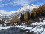 雪山秋色中的潺潺溪流