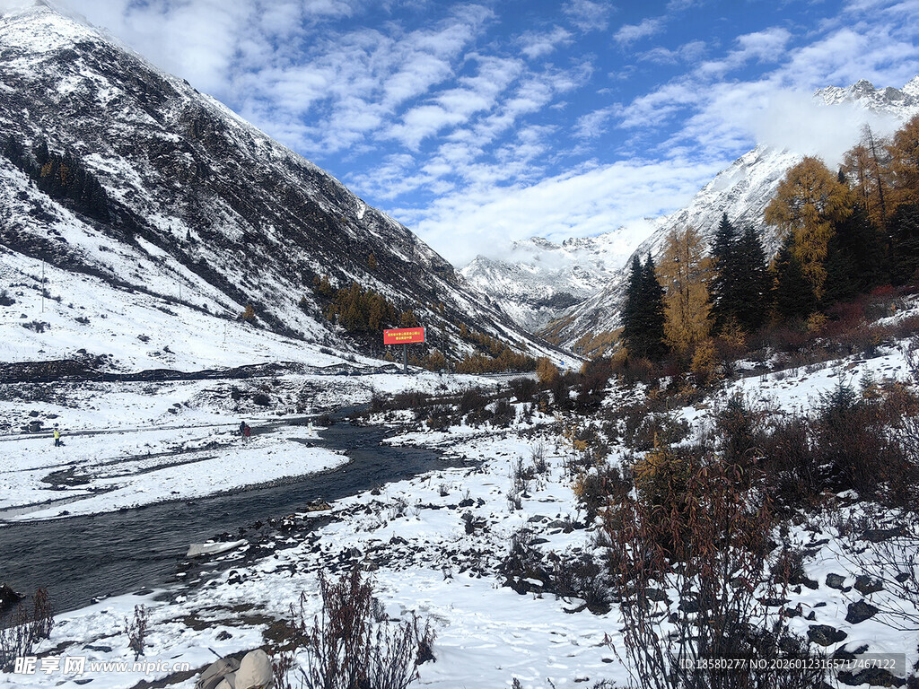 雪山河谷间的多彩景致