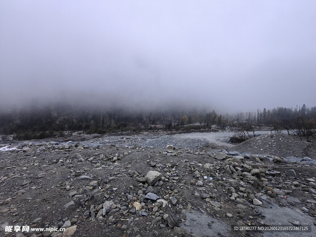 雾霭笼罩下的河滩景象