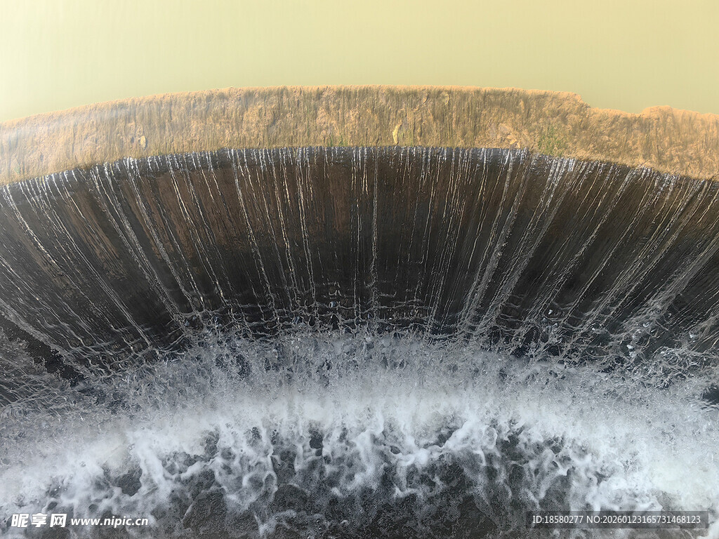 水流冲击下的水花特写