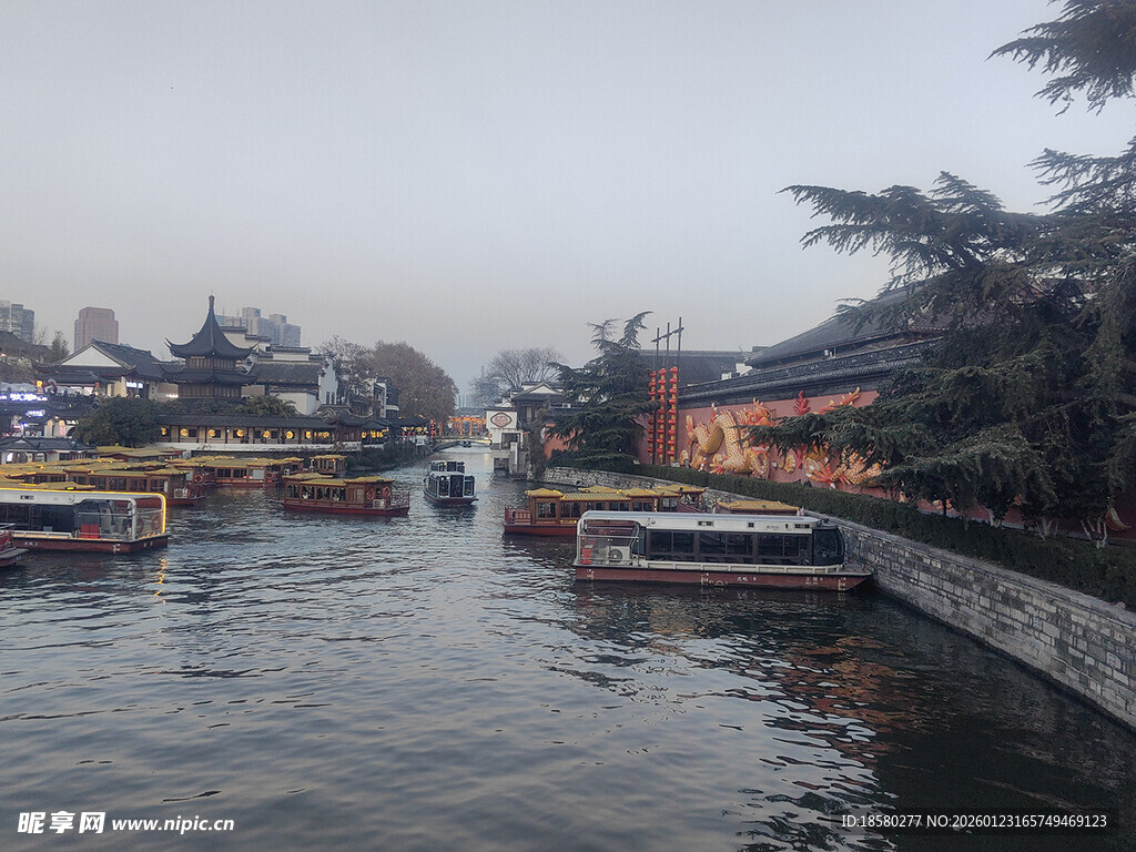 江南水乡河道船只景致