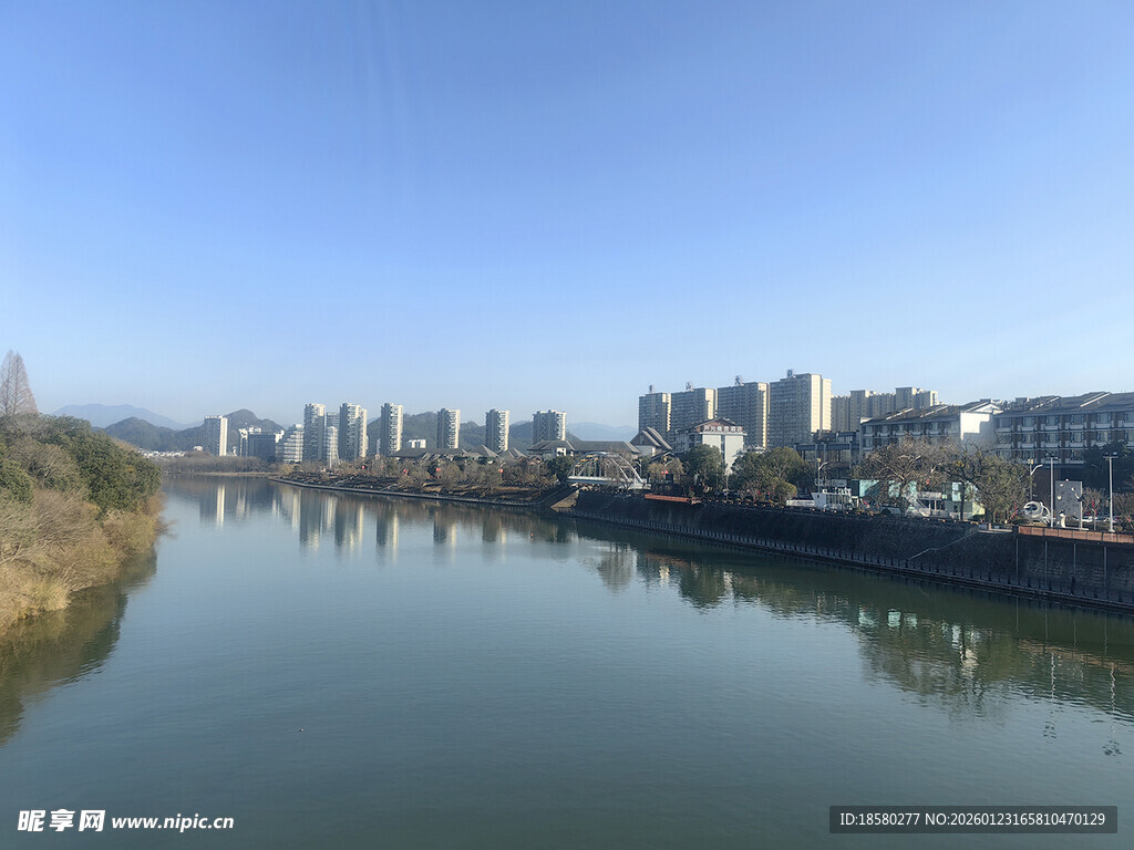 河畔城市风光美景