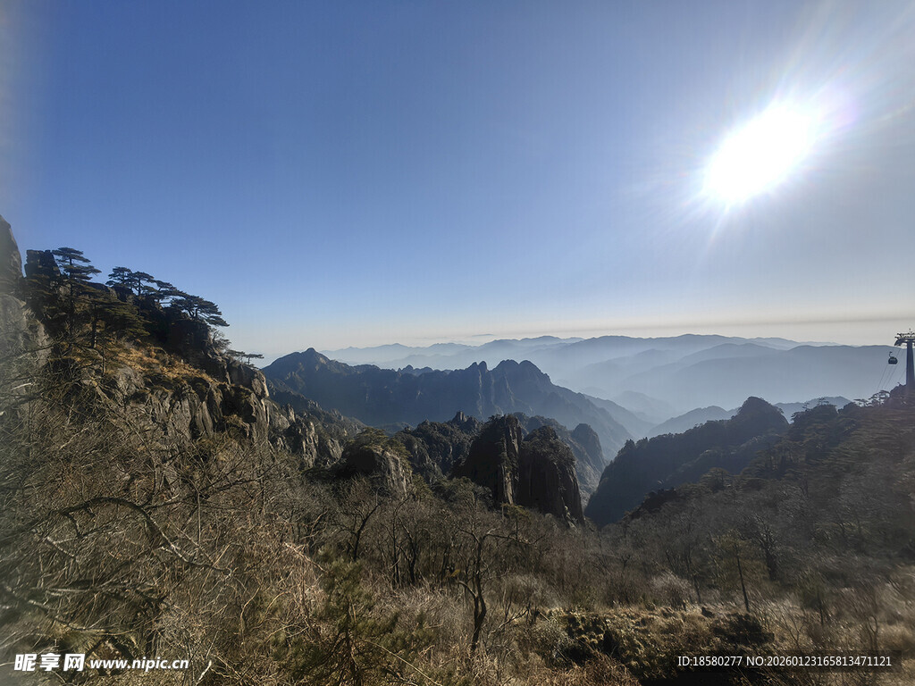 黄山壮丽山景与耀眼日光