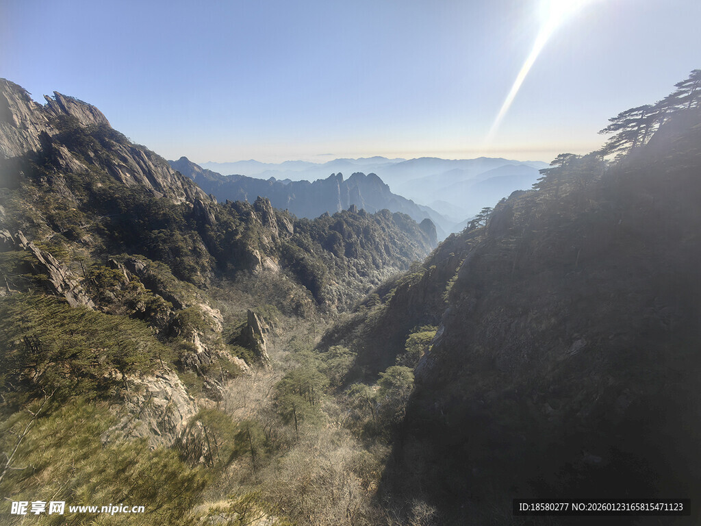 黄山壮丽山景迎灿烂阳光