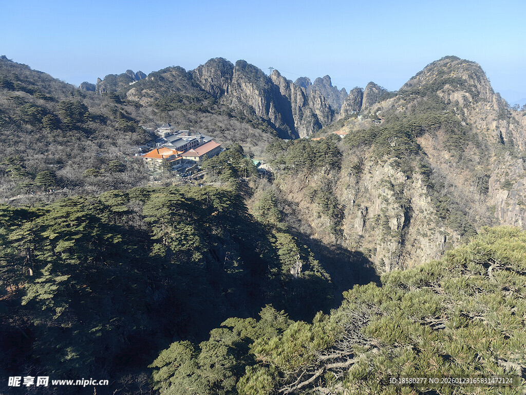 山峦间的隐秘建筑黄山