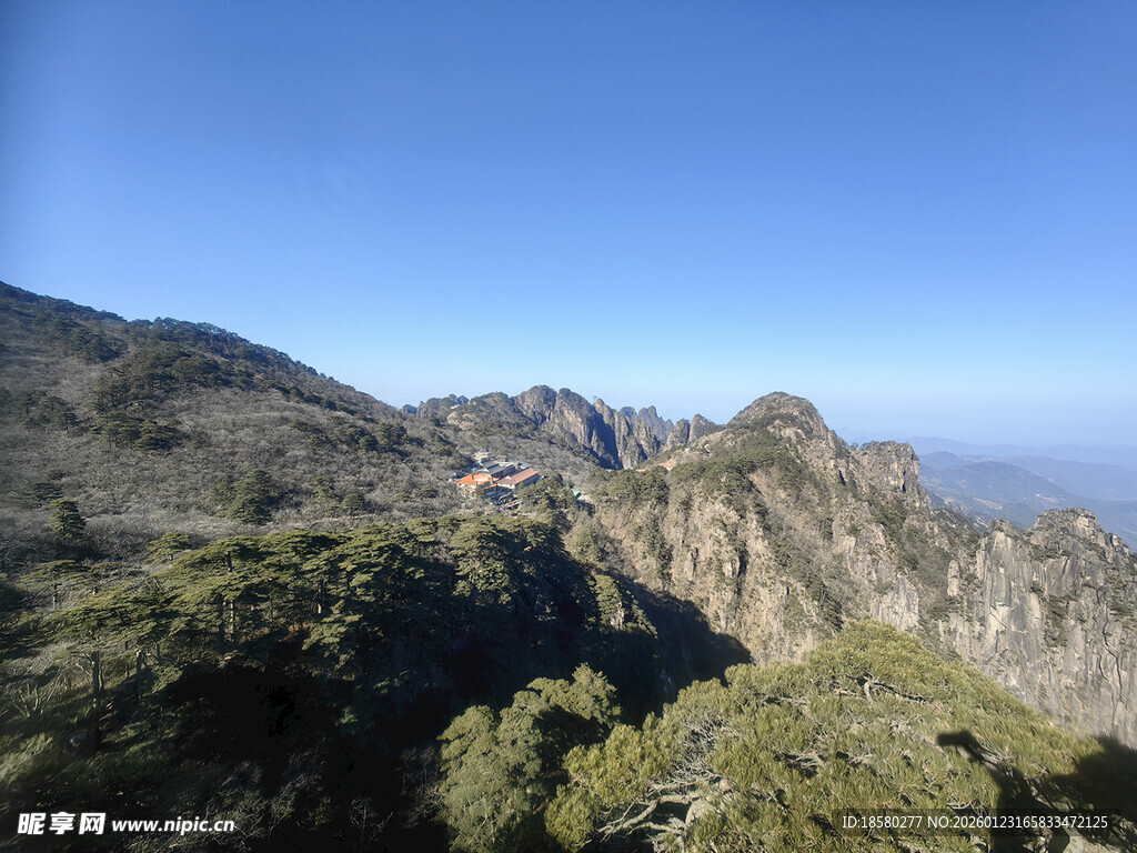 黄山山峦葱郁的壮阔自然风光