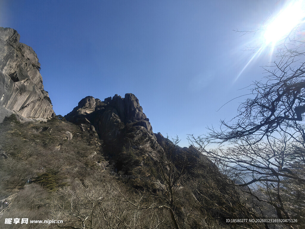 黄山巍峨山峰映蓝天