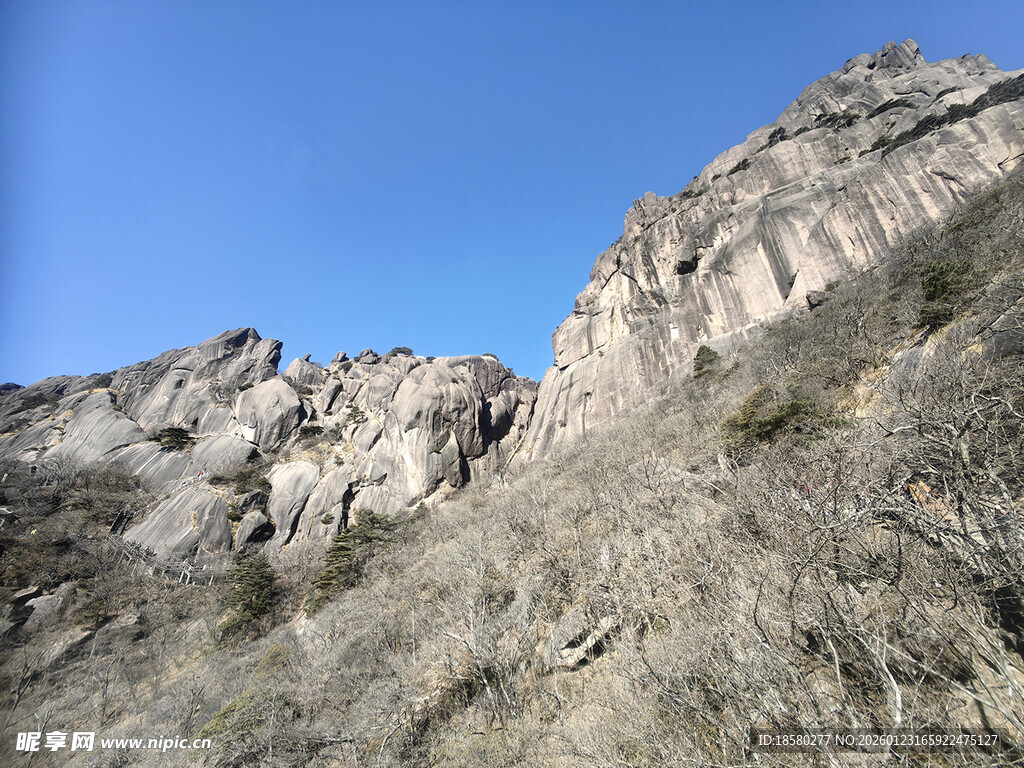 黄山陡峭嶙峋的壮美山景