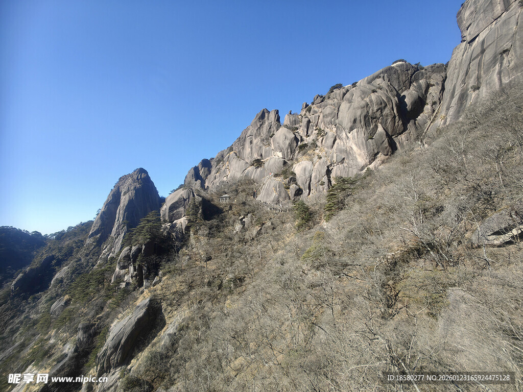 黄山巍峨嶙峋的壮丽山景