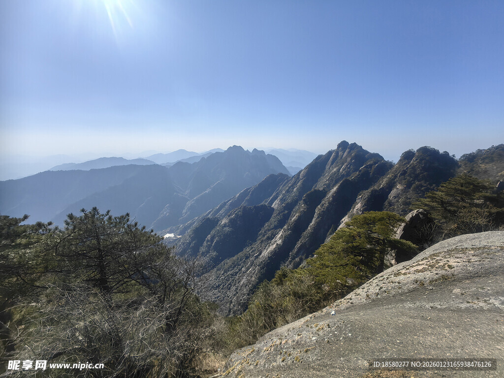 壮丽山景阳光照耀群山