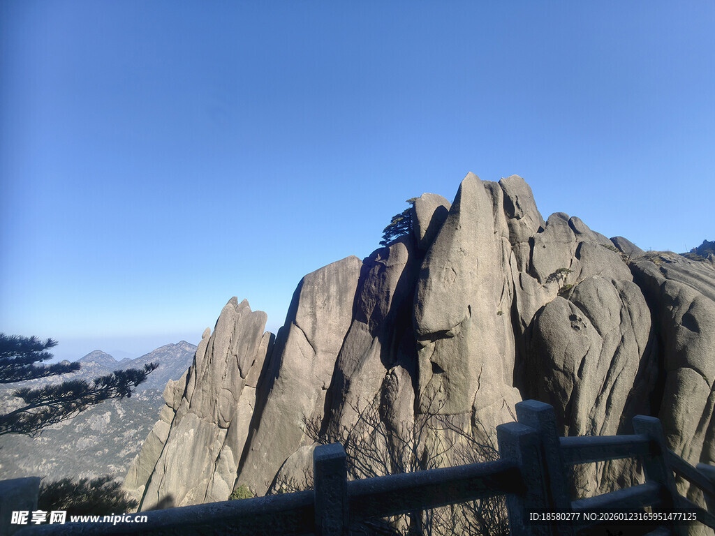 黄山巍峨壮观的嶙峋山峰