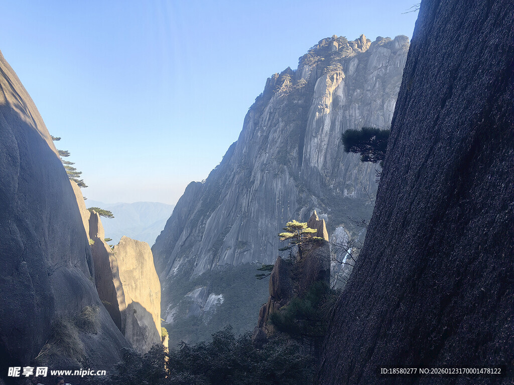 黄山险峻山峰间的悬空栈道