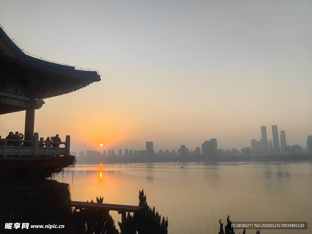 赣江湖畔赏日落美景