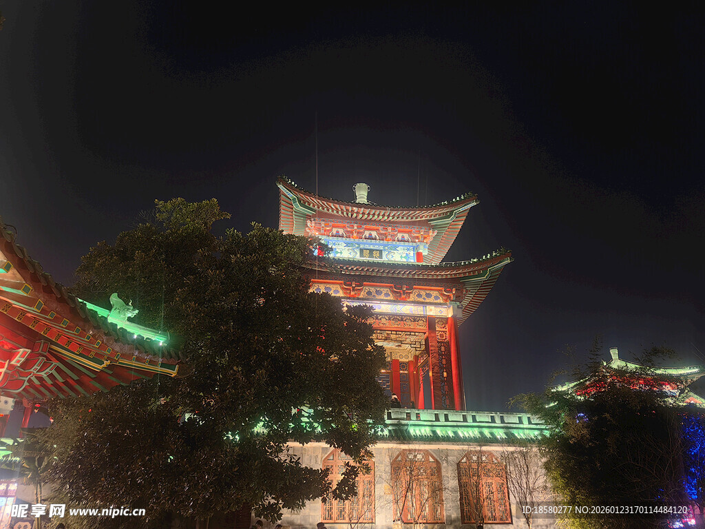 滕王阁夜晚璀璨的中式古建筑