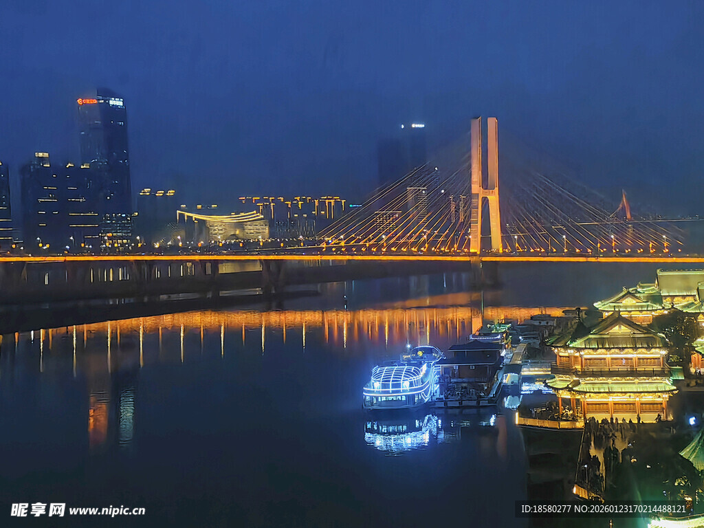 城市夜景中的璀璨桥梁