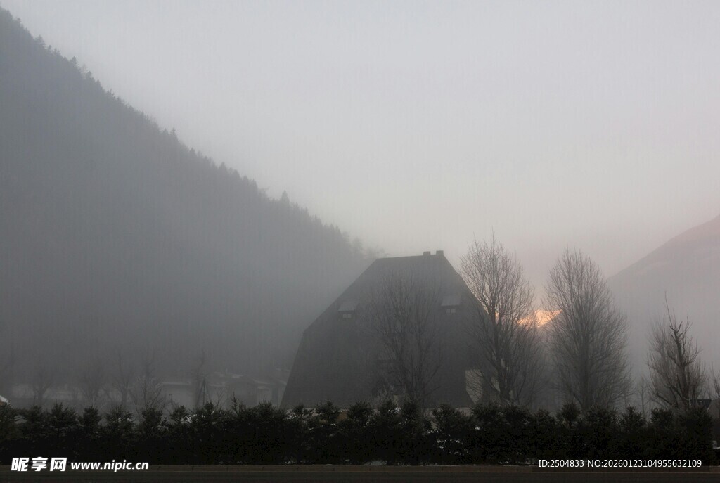 山间晨雾中的朦胧景致