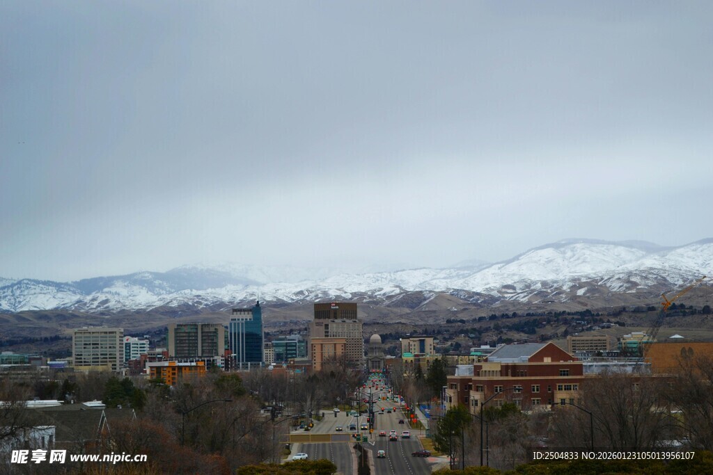 城市远景与雪山景观