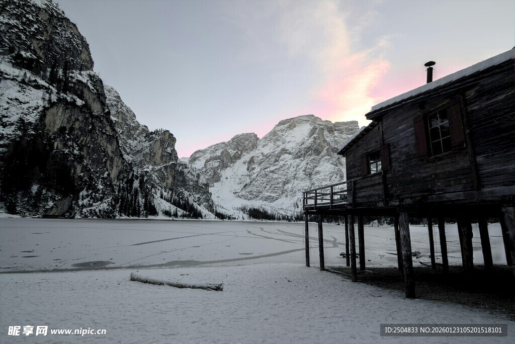 雪山旁的木质小屋
