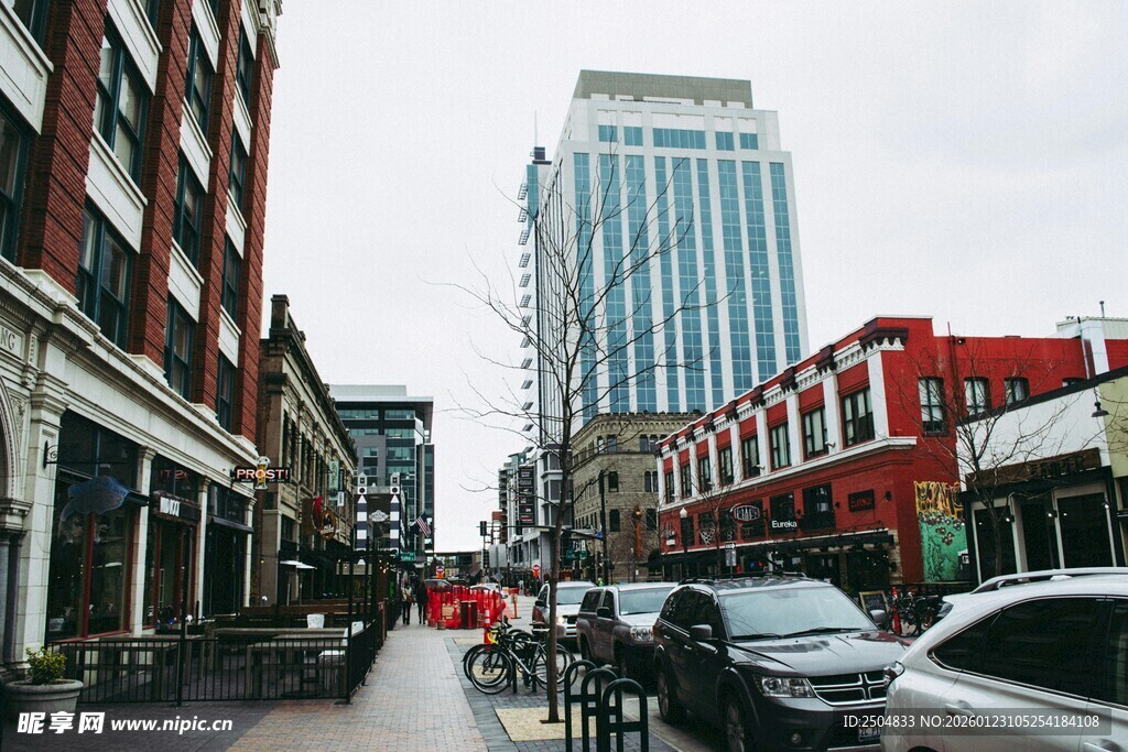 城市街道两旁建筑与车辆