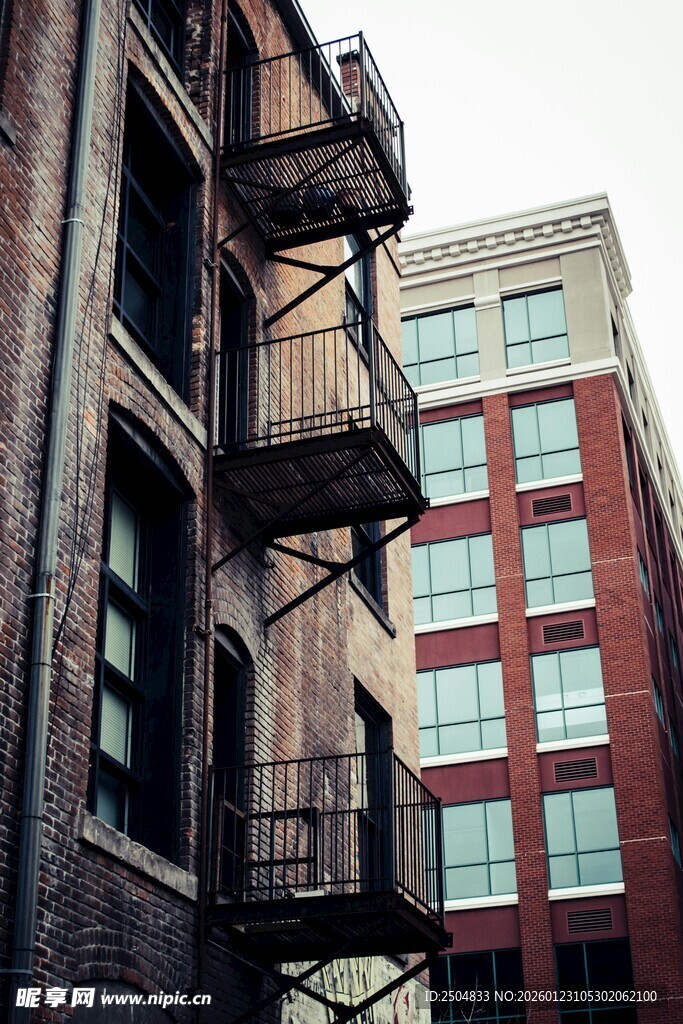 城市旧建筑与新楼对比