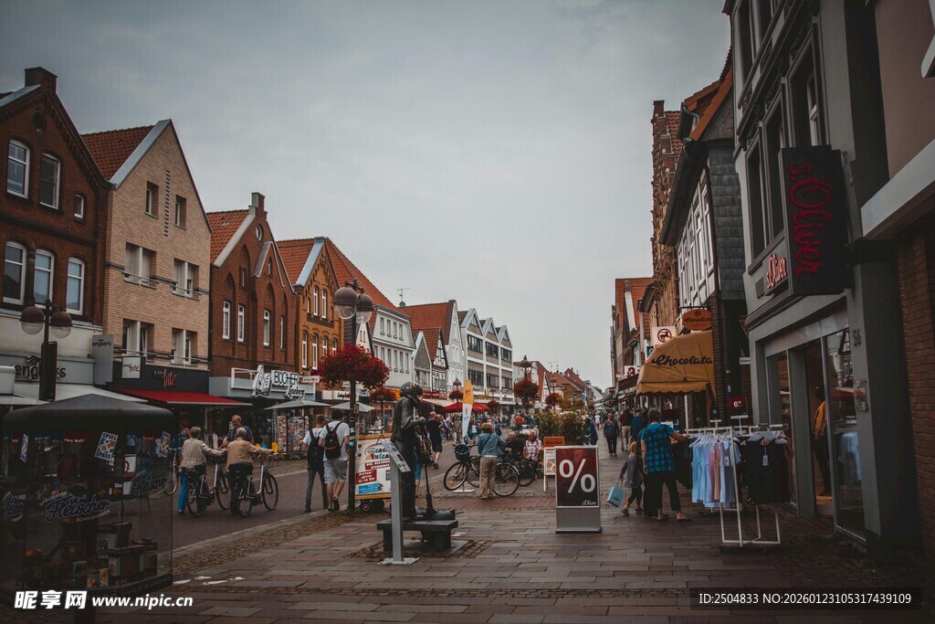  洲小镇热闹的步行街