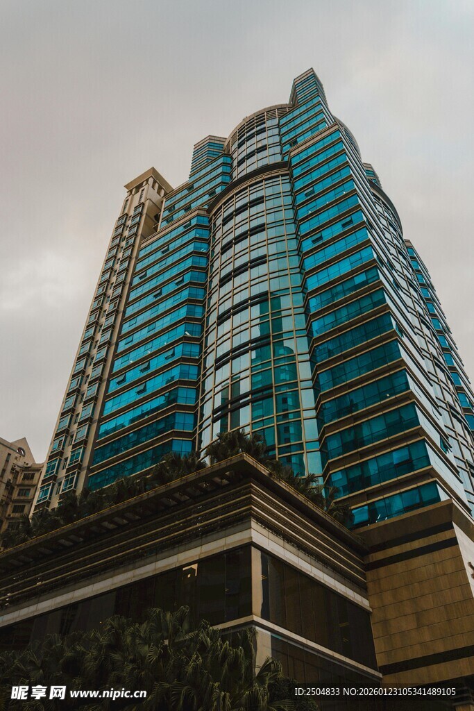 现代高层玻璃幕墙建筑