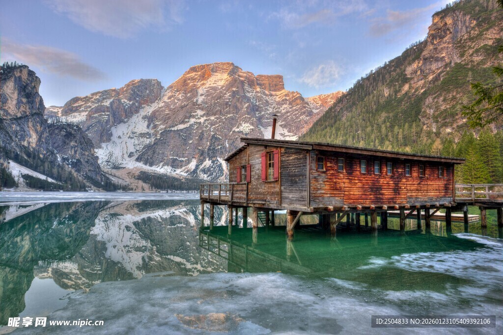 湖畔木屋映于碧水青山间
