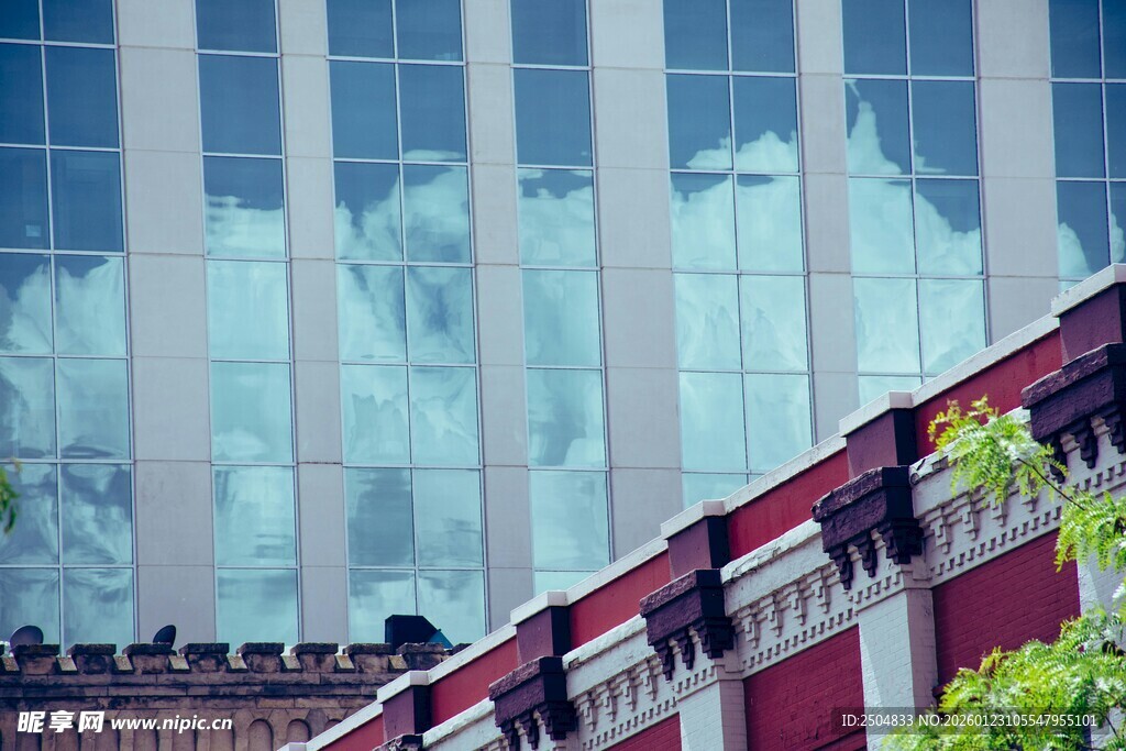 高楼间的古建筑屋顶景观