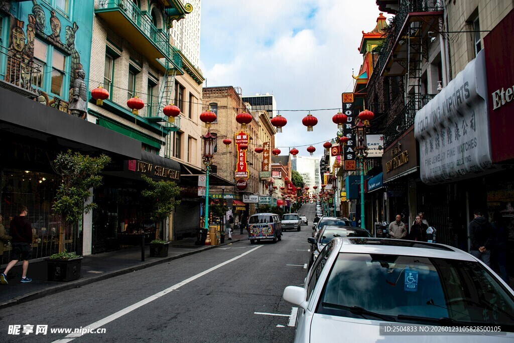 中式街道景象 车辆穿梭