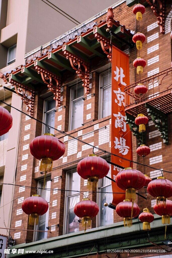 中式建筑挂红灯笼迎佳节