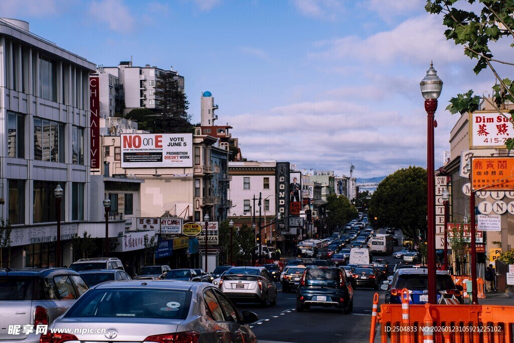 城市街道繁忙景象