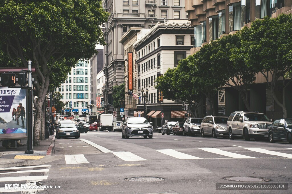 城市街道车流行人景象