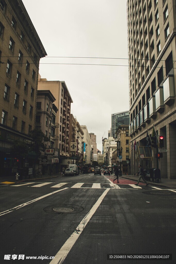城市空旷街道的静谧景象
