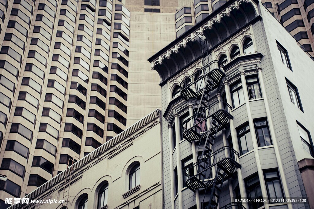 城市中的古典与现代建筑