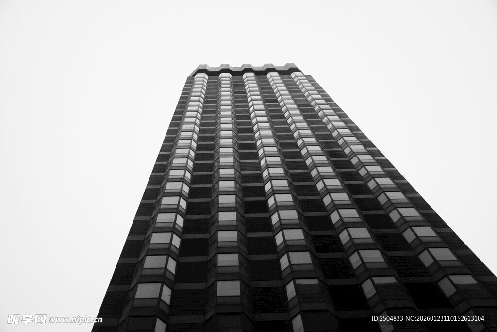 高耸入云的现代摩天大楼