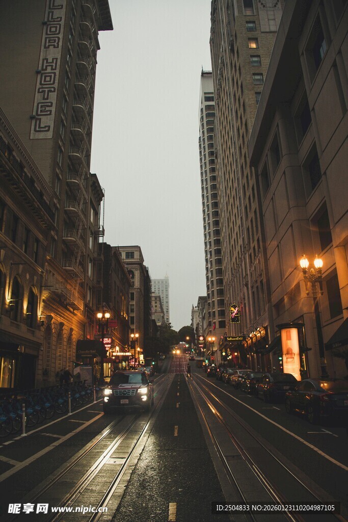 城市雨夜街道景象