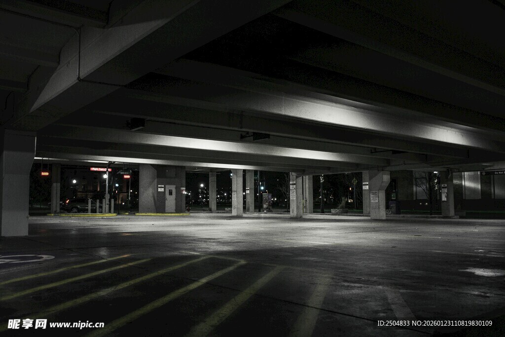 空旷地下停车场夜景