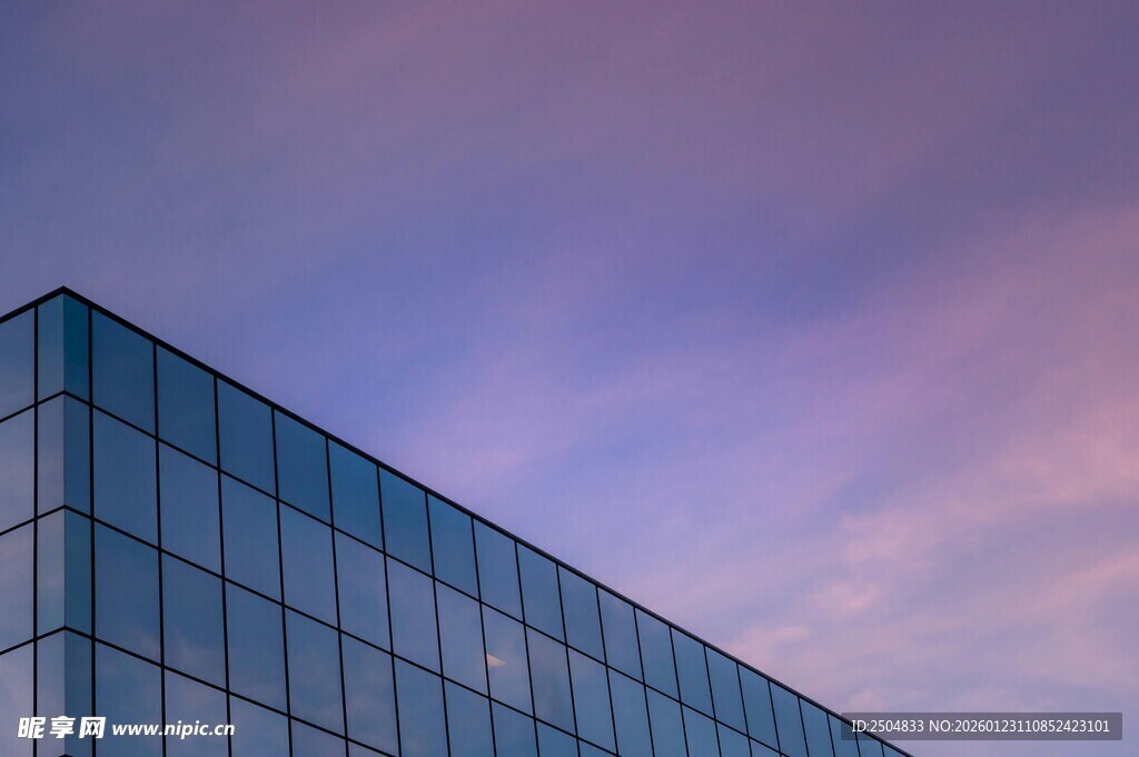 现代玻璃建筑与绚丽天空