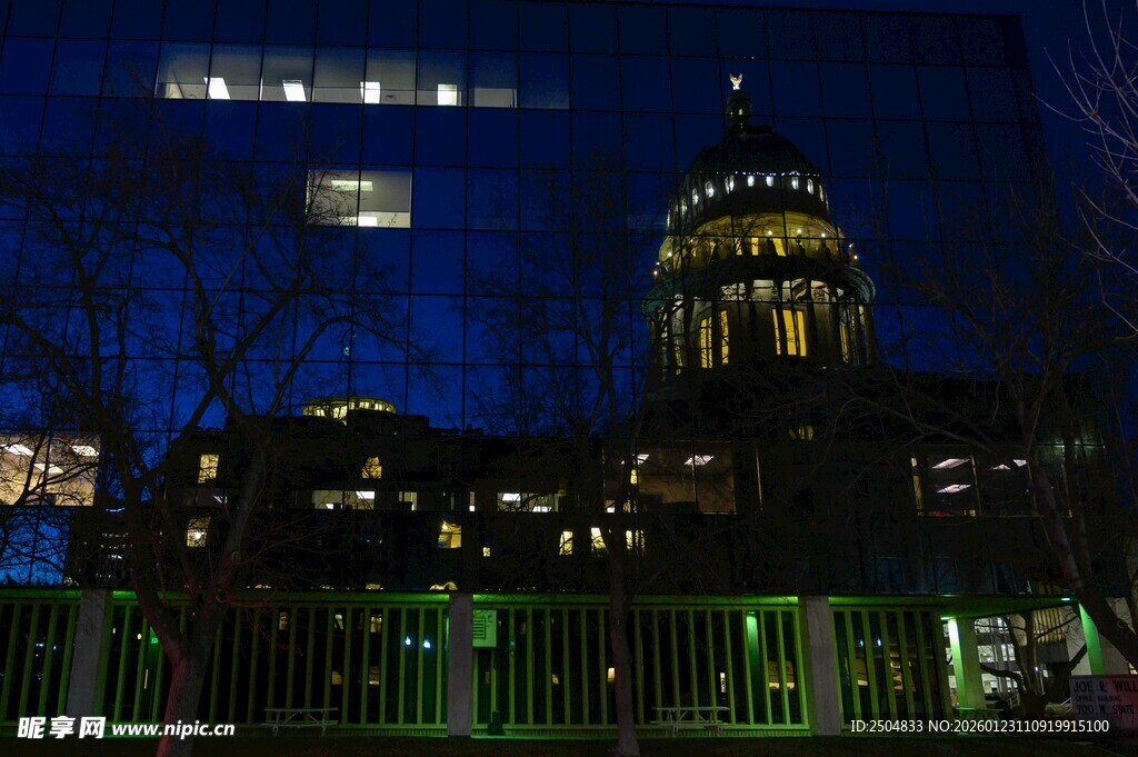 夜晚城市中的华丽建筑