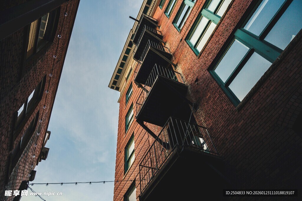 狭窄楼间的天空景象