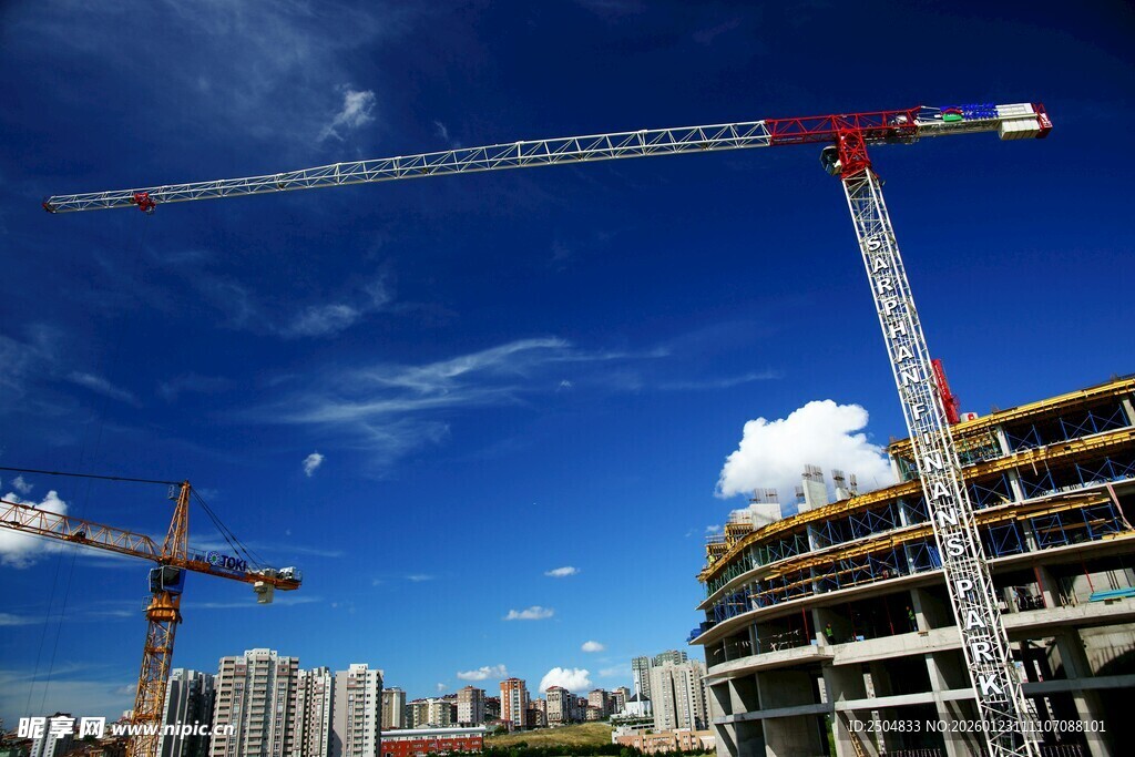 城市建筑工地的塔吊景观