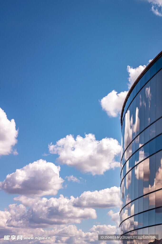 蓝天旁的现代玻璃建筑