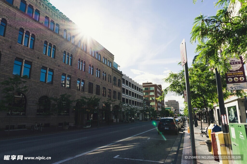 城市街道阳光照耀景象
