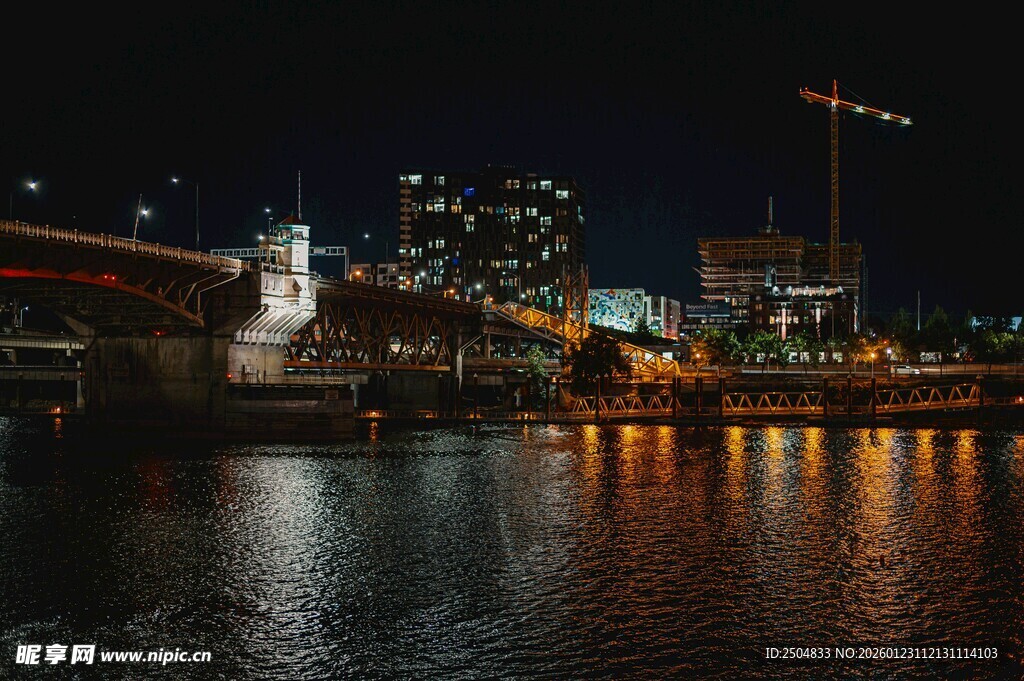 城市河畔璀璨夜景