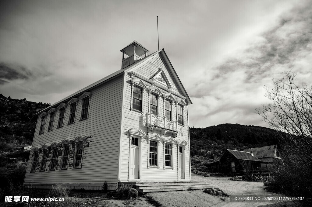 复古风格的两层白色建筑