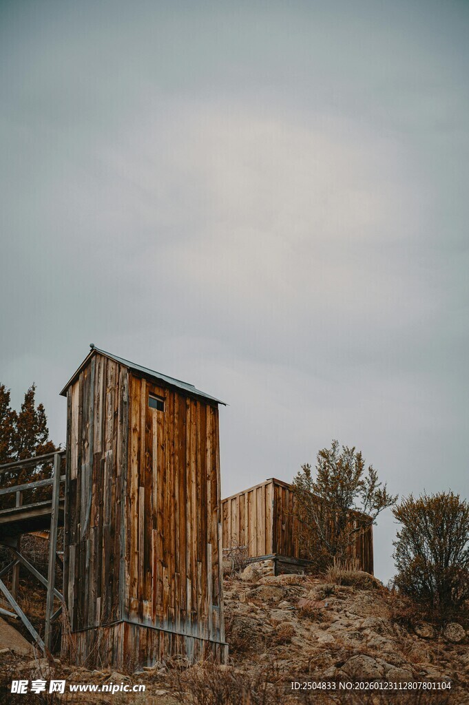 荒野中的老旧木屋
