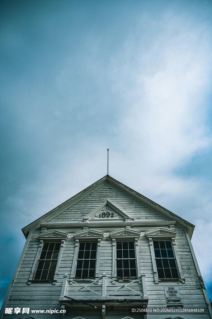 古老白色建筑的独特风貌