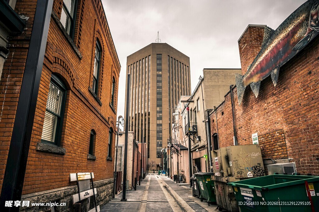 城市小巷中的建筑与垃圾桶
