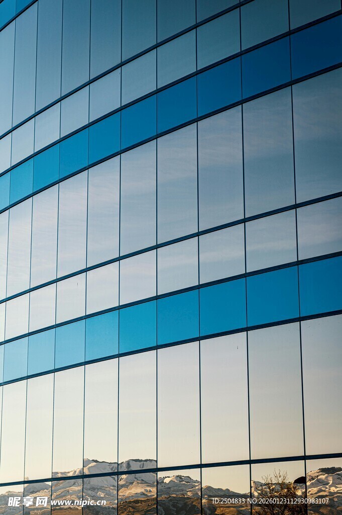 现代玻璃幕墙建筑外观